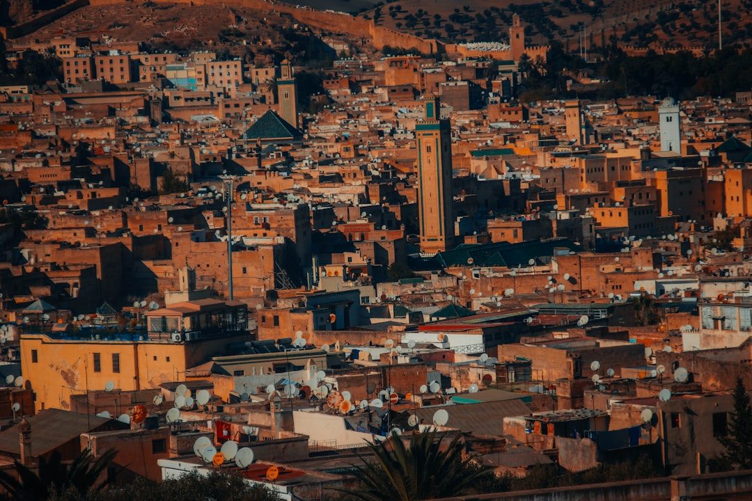 découvrez les implications de la crise des impayés en copropriété au maroc, ses enjeux majeurs et les impacts sur la gestion immobilière. une analyse approfondie des défis rencontrés par les copropriétaires et les solutions envisageables pour surmonter cette problématique.