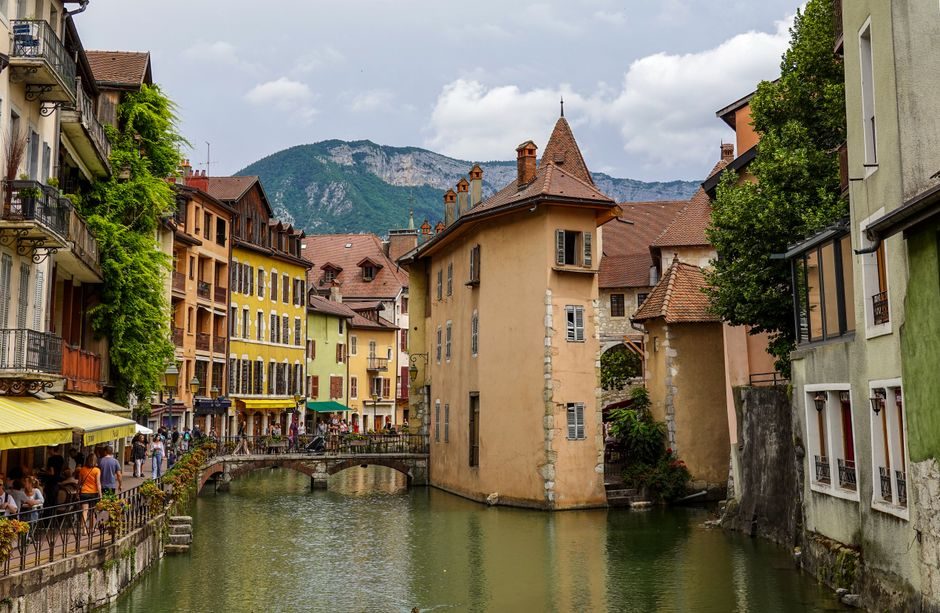 découvrez les tensions grandissantes entre les copropriétaires d'annecy et leur syndic, foncia. analyse des causes, des enjeux et des solutions potentielles dans ce conflit qui touche de nombreuses résidences.