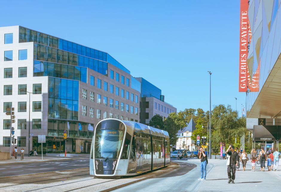 découvrez la réhabilitation de l'immeuble nouvelles galeries à dax, un projet d'envergure qui redonne vie à ce bâtiment emblématique. suivez les étapes d'une transformation prometteuse, alliant modernité et respect du patrimoine local.