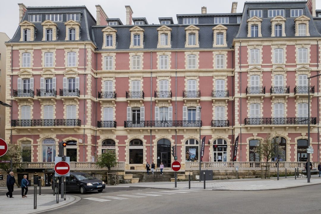 découvrez le projet ambitieux de réhabilitation de l'immeuble nouvelles galeries à dax, qui aspire à redonner vie à ce bâtiment emblématique tout en s'inscrivant dans une démarche de valorisation du patrimoine urbain. un avenir prometteur se dessine pour ce lieu au cœur de l'animation locale.