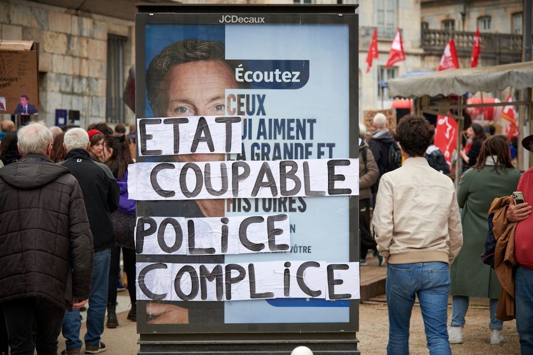 découvrez les dispositifs de protection des copropriétaires en copropriété. apprenez comment ces mesures garantissent la sécurité juridique et financière des copropriétaires, tout en explorant leurs droits et obligations au sein de la gestion collective. ne laissez rien au hasard dans la protection de votre patrimoine immobilier.