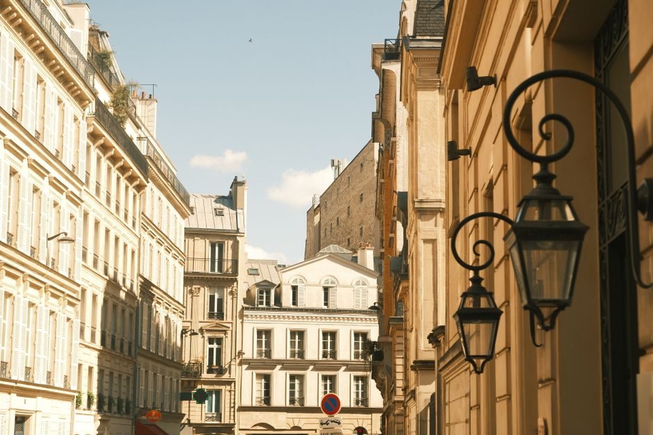 découvrez les enjeux du droit de préemption des copropriétaires en copropriété. cette meta description vous guide à travers les droits et les mécanismes permettant aux copropriétaires d'agir en cas de vente d'un lot, garantissant ainsi la protection de leurs intérêts.