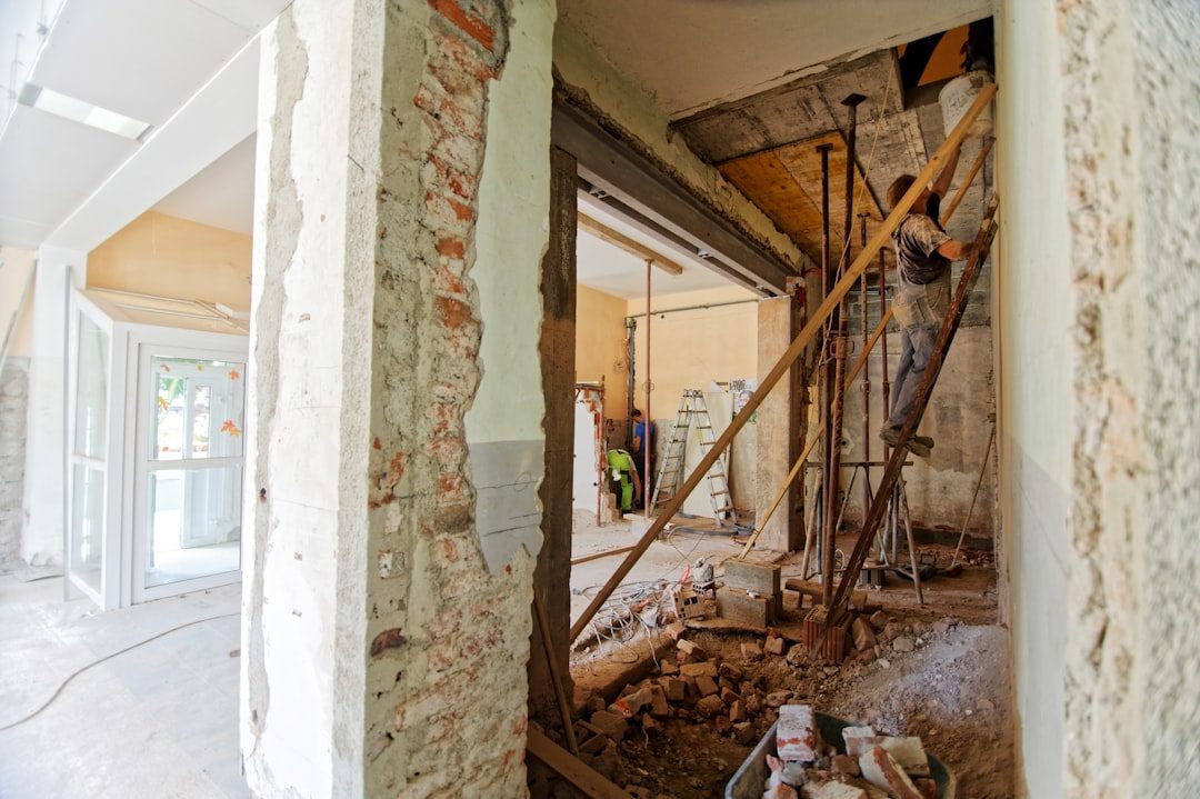 découvrez comment un investissement d'un million d'euros dans des rénovations de copropriété soulève encore des préoccupations. des travaux nécessaires, mais des lacunes à corriger. informez-vous sur les enjeux et les perspectives d'amélioration.