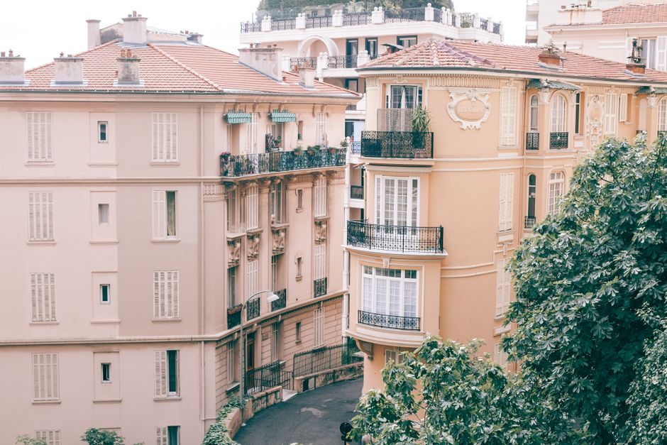 découvrez le mystère fascinant d'un bâtiment en construction à nice qui s'enlise dans le sol. plongée au cœur de ce phénomène intrigant, entre enjeux architecturaux et géologiques, révélant les défis inattendus d'un projet immobilier sur la côte d'azur.