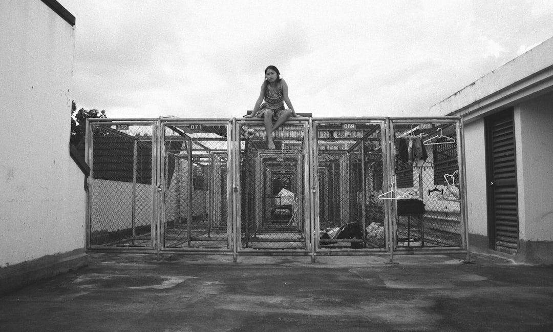 découvrez l'intrigue autour d'un bâtiment en construction à nice qui pose un défi inattendu : alors qu'il s'élève, le sol semble le retenir prisonnier. quelles en sont les causes et les conséquences ? plongez dans ce mystère captivant.