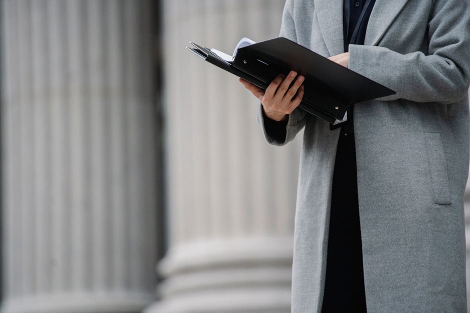 découvrez le rôle essentiel du notaire dans la régulation et la gestion des copropriétés en france. cette analyse explore ses responsabilités légales, son implication dans la rédaction des actes, et son impact sur la protection des droits des copropriétaires.