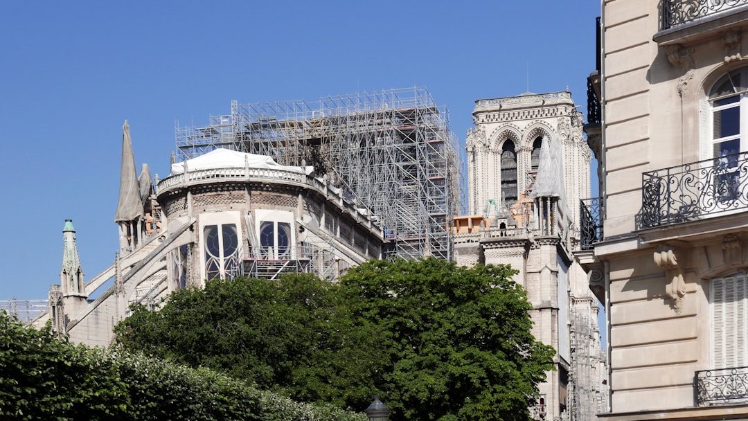 découvrez notre guide complet sur la rénovation énergétique en copropriété et apprenez à initier des travaux dans votre immeuble. optimisez le confort de vos occupants tout en réduisant vos factures d'énergie grâce à des conseils pratiques et des étapes clés à suivre.