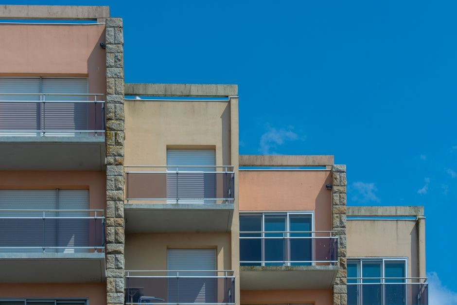 découvrez les tenants et aboutissants des charges de copropriété à travers l'analyse de françois bayrou. entre négligence et contestation, cette énigme soulève des questions sur la gestion et la transparence dans le cadre de la copropriété.