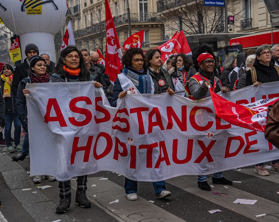 découvrez comment une augmentation de 5% des honoraires des syndics pourrait préserver la qualité des services sans impacter les copropriétaires, dans un contexte de pénurie de talents dans la gestion de copropriété.