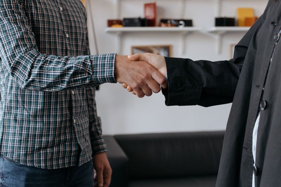 découvrez dans cet article les cas spécifiques où la vente d'une partie commune d'une copropriété peut se faire sans l'accord unanime des copropriétaires, ainsi que les démarches à suivre et la réglementation en vigueur.