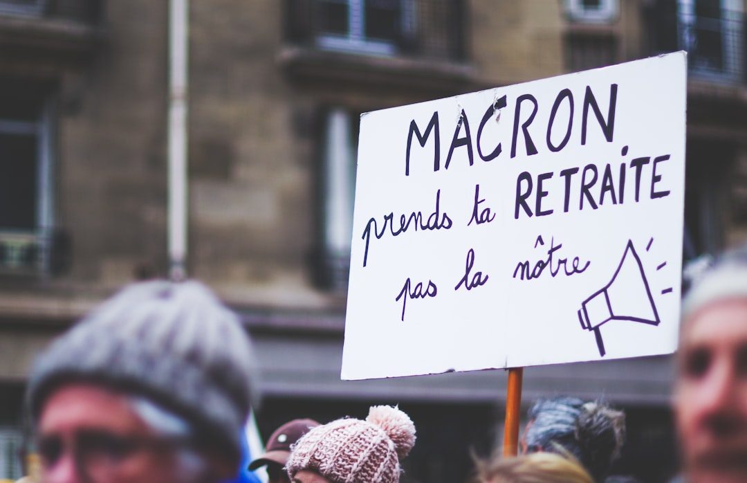 découvrez comment l'inaction du syndic de copropriété face aux malfaçons peut compromettre la défense des copropriétaires, notamment en raison des délais de prescription. informez-vous sur vos droits et les recours possibles pour protéger votre immeuble.