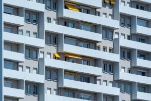 featured droit de surplomb enjeux et solutions pour les coproprietes face aux obligations legales 1