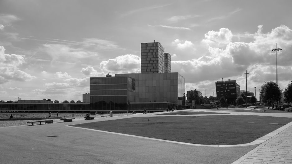 découvrez plaza, l'édifice emblématique d'almere aux pays-bas, un symbole d'architecture moderne et d'innovation urbaine.