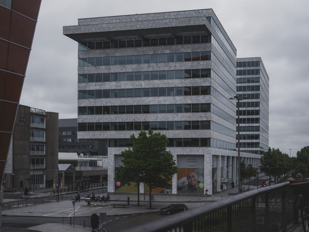 découvrez plaza, l'édifice emblématique d'almere aux pays-bas, un symbole d'architecture moderne et d'innovation urbaine récemment dévoilé.
