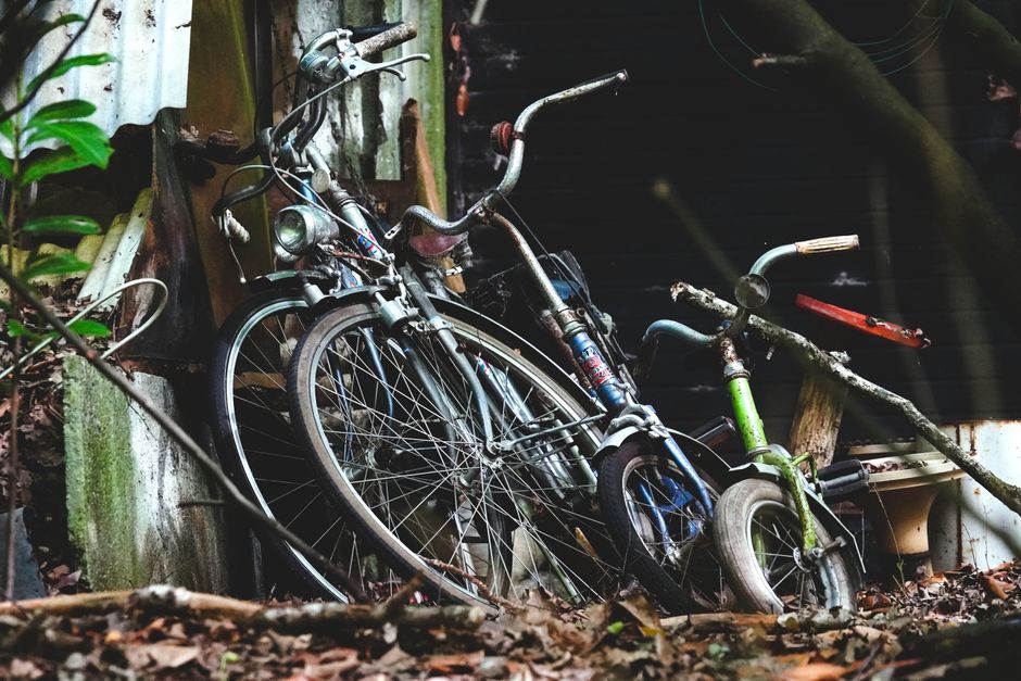 découvrez ma méthode efficace et à l'amiable pour résoudre le problème d'envahissement de vélos dans votre immeuble et rétablir un espace ordonné.