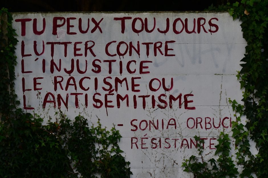 découvrez vos droits face à un voisin qui construit un mur mitoyen sans enduire votre côté. informez-vous sur les obligations légales et les solutions possibles pour protéger votre propriété.