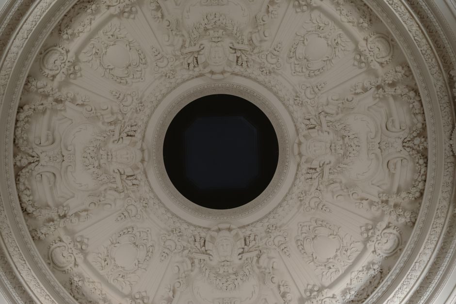 découvrez l'histoire d'une résidence récente à toulouse où un effondrement de plafond dû à des infiltrations perturbe le quotidien des habitants, soulevant des inquiétudes sur la qualité de construction.