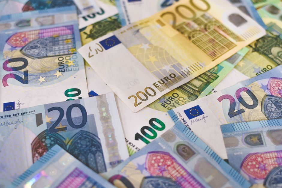 découvrez comment une personne endettée de plus de 260 000 euros a pu annuler ses dettes grâce à la loi « seconde chance » et retrouver une nouvelle stabilité financière.